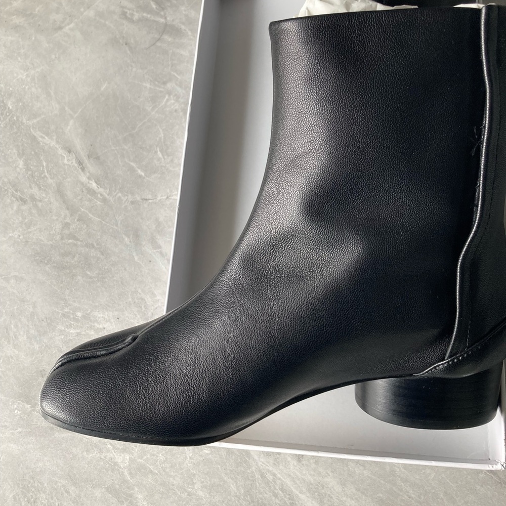 Elegant Black Leather Women's Boots - Picture 3 of 7